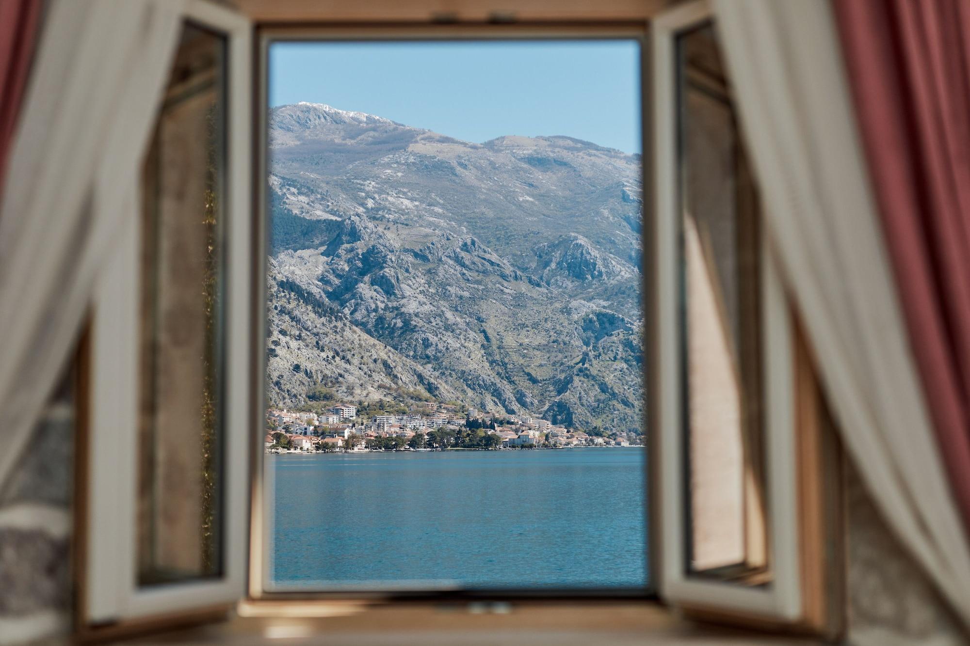 Hotel Libertas Котор Екстериор снимка