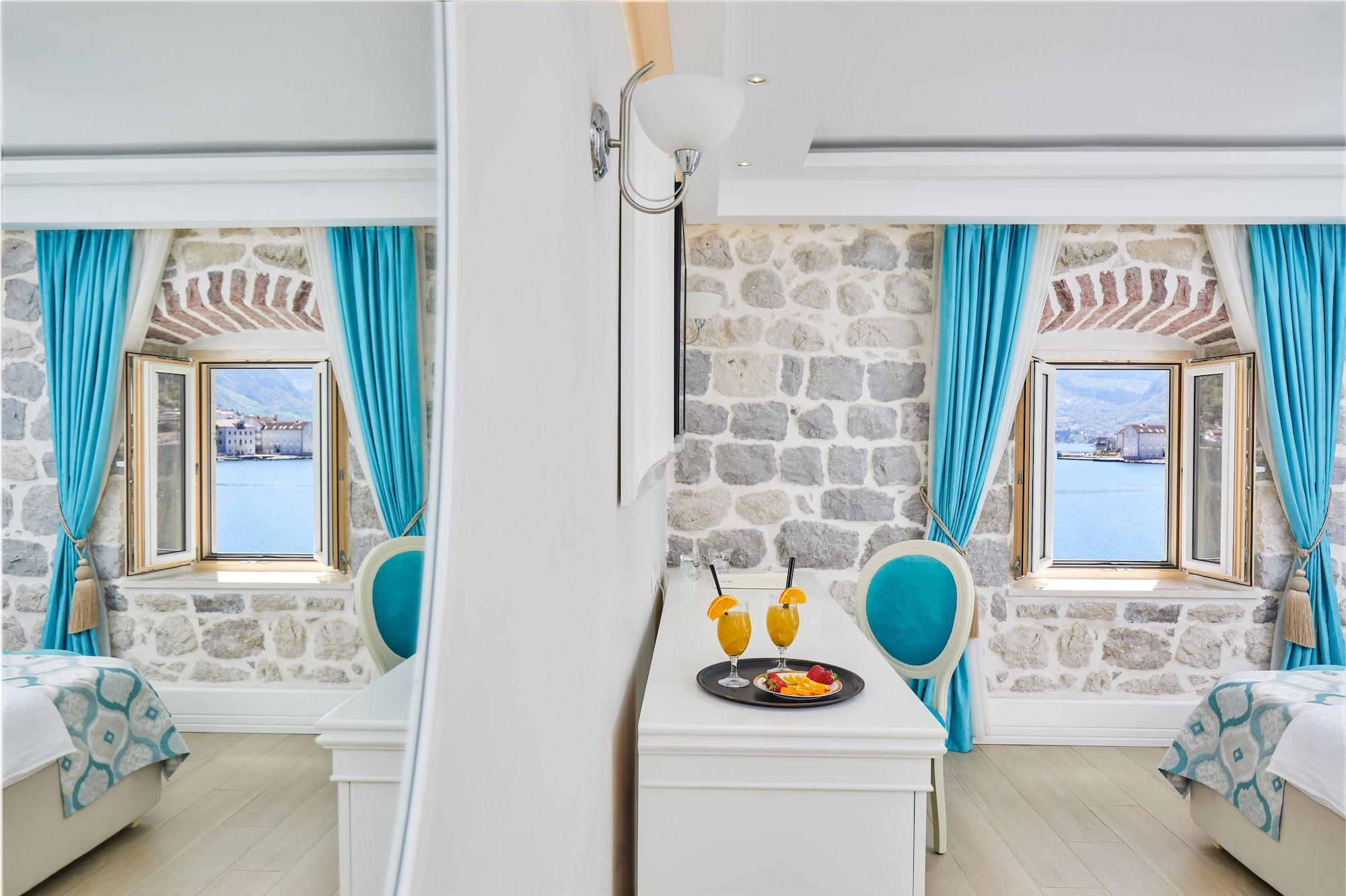Hotel Libertas Котор Екстериор снимка