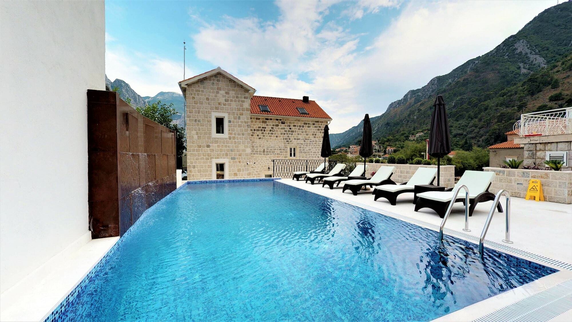 Hotel Libertas Котор Екстериор снимка