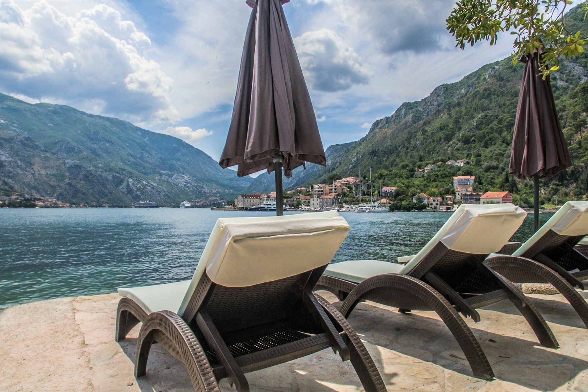 Hotel Libertas Котор Екстериор снимка
